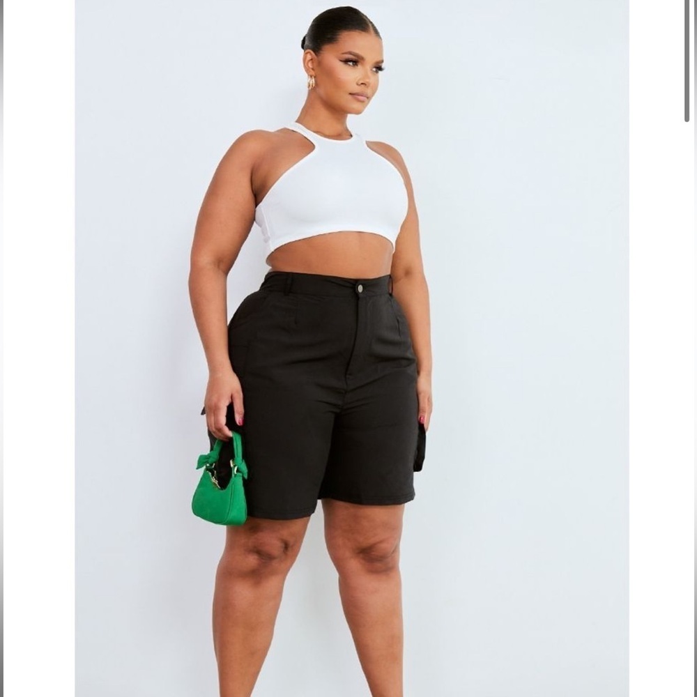 Pretty Little Thing Plus Black Pocket Front Cargo Shorts in size 30 - Picture 3 of 6